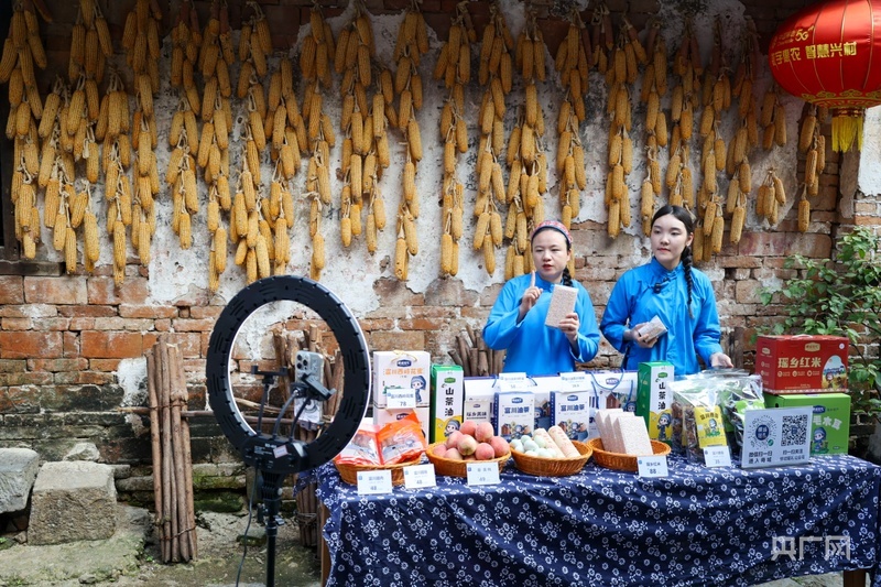 富川群众身穿民族服饰进行直播带货，推介当地特色农产品（央广网记者 梁瑜琳 摄）