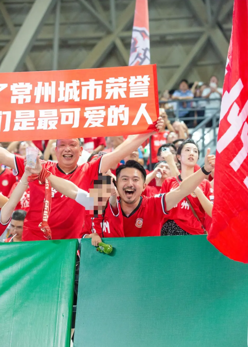 何先生和儿子橙橙出现在苏超看台。