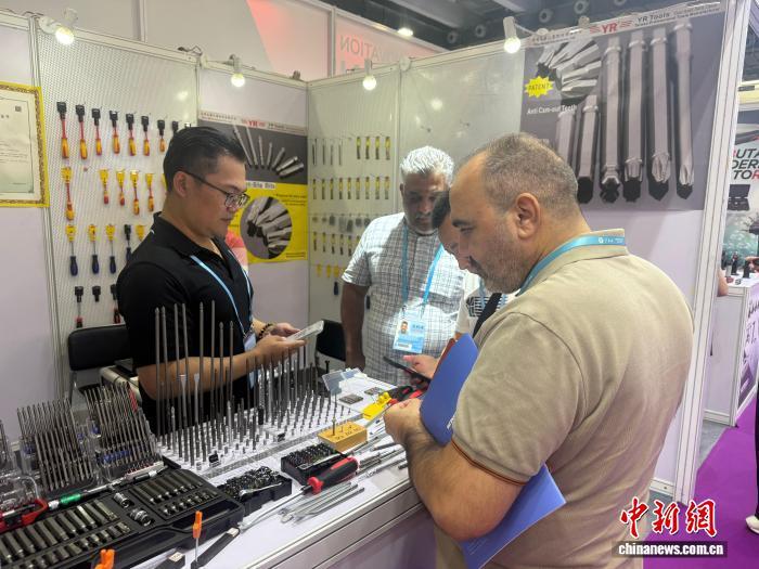 10月16日,第138届中国进出口商品交易会(广交会)正在广州举行,境外采购商在台商展位前询盘。 中新社记者 蔡敏婕 摄