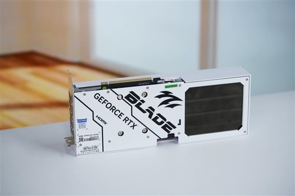 全白色刃式装甲!影驰RTX 5070 Ti圣刃图赏