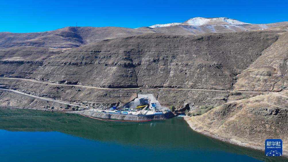 这是7月8日在位于莱索托北部莱里贝地区拍摄的波利哈利输水隧洞建设项目出水口硬岩掘进机施工支洞建设工地（无人机照片）。新华社记者 杨光 摄