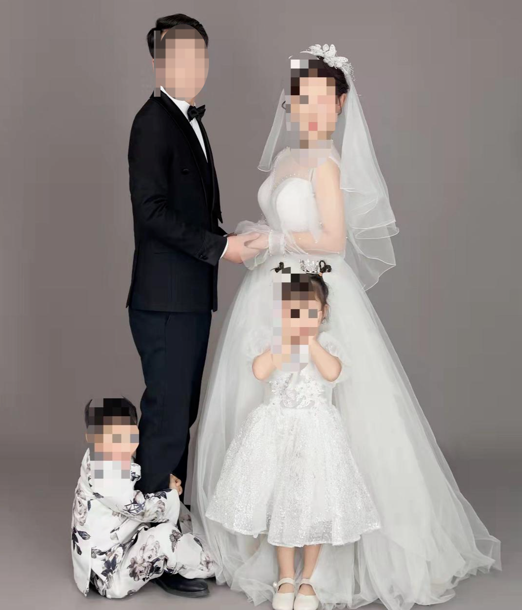 ▲梁先生一口曾经拍摄的全家福 受访者供图