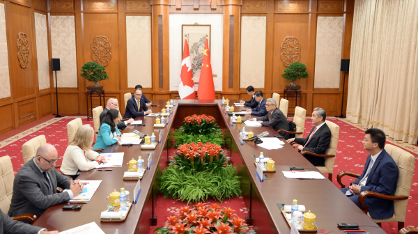 10月17日,王毅在北京会见阿南德 外交部网站