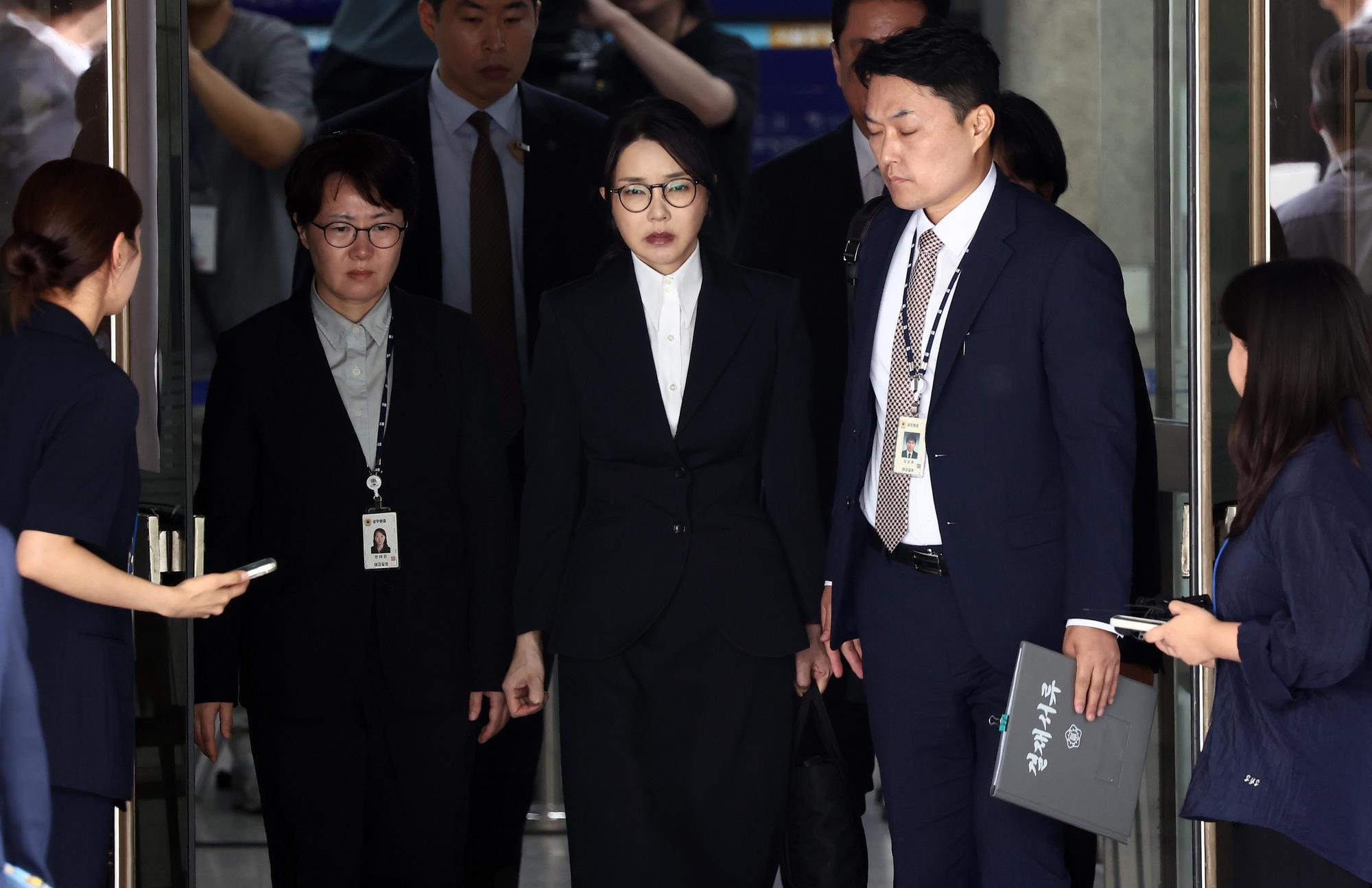 這是8月12日在韓國首爾中央地方法院拍攝的韓國前總統尹錫悅妻子金建希(中)。新華社/紐西斯通訊社