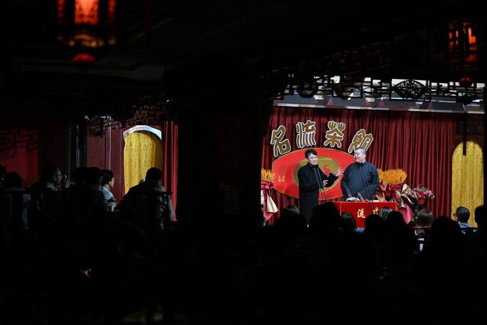 2024年5月24日，相声演员在天津市南开区古文化街名流茶馆登台演出。