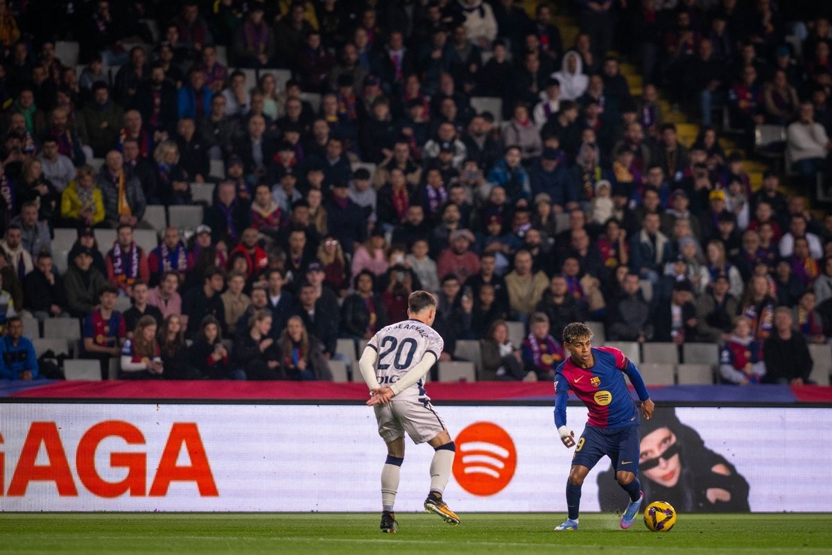 周四晚看补赛，巴萨vs奥萨苏纳现场观众为42319人_凤凰网