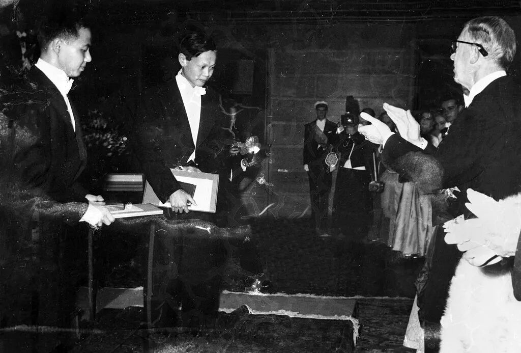 当地时间1957年12月11日,瑞典斯德哥尔摩,诺贝尔奖颁奖典礼在音乐厅举行。诺贝尔物理学奖获得者李政道(左)和杨振宁(中)在领奖后,瑞典国王古斯塔夫六世·阿道夫(右)向他们鼓掌致意。图/视觉中国