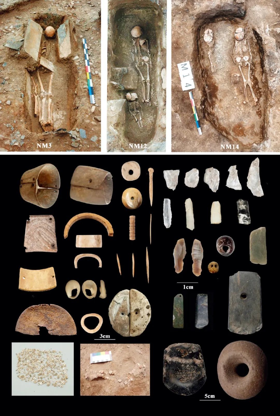 上图:玛不错第一期遗址(距今4500至4000年)墓葬中俯身直肢石棺墓和土坑墓。图/新华