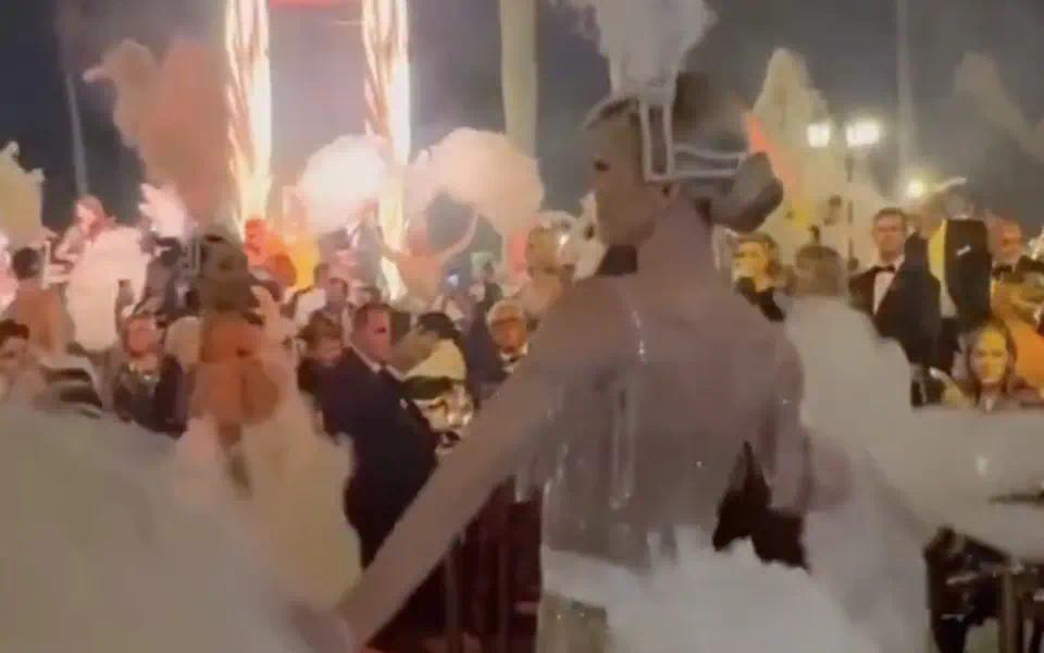 派对现场,众多舞女献舞 《每日电讯报》