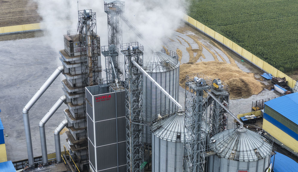 10月11日，在山东省东营市广饶县李鹊镇一处粮食收储企业，大型烘干设备在烘干秋粮。新华社发（刘云杰摄）