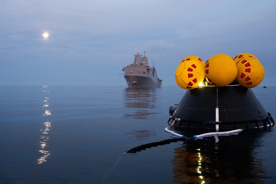 NASA阿尔忒弥斯1号任务(Artemis 1)探索地面系统(Exploration Ground Systems)着陆和回收小组在美国国防部协助下,于太平洋进行回收程序演练。