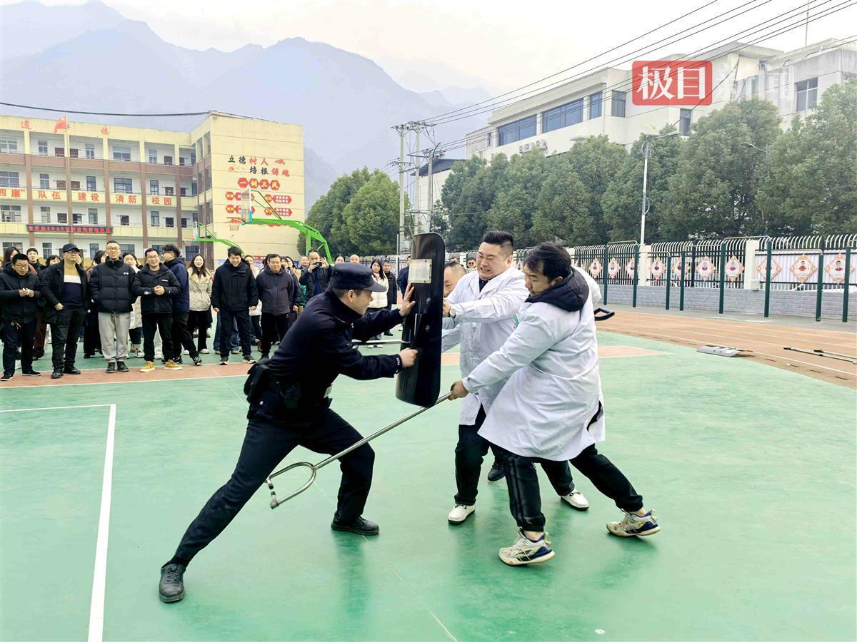 图2:校园反恐防暴应急演练.jpg