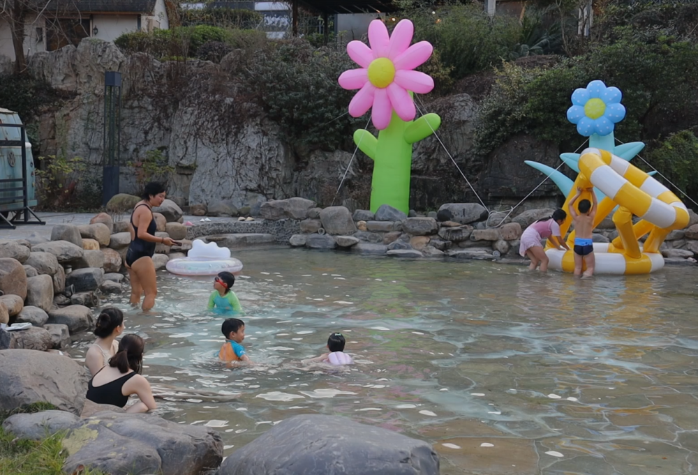 12月28日,游客在十畝温泉旅游度假区游玩。(王周花 摄)