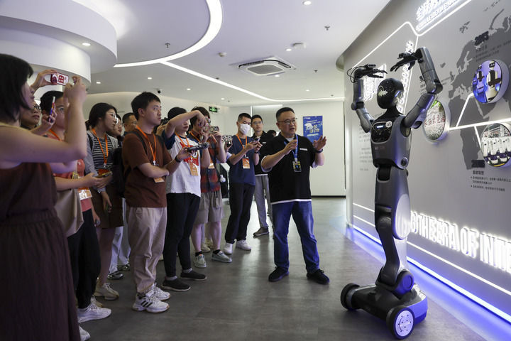 2025年9月12日，“活力中国调研行”采访团成员在上海擎朗智能科技有限公司观看人形机器人表演。新华社记者 王翔 摄