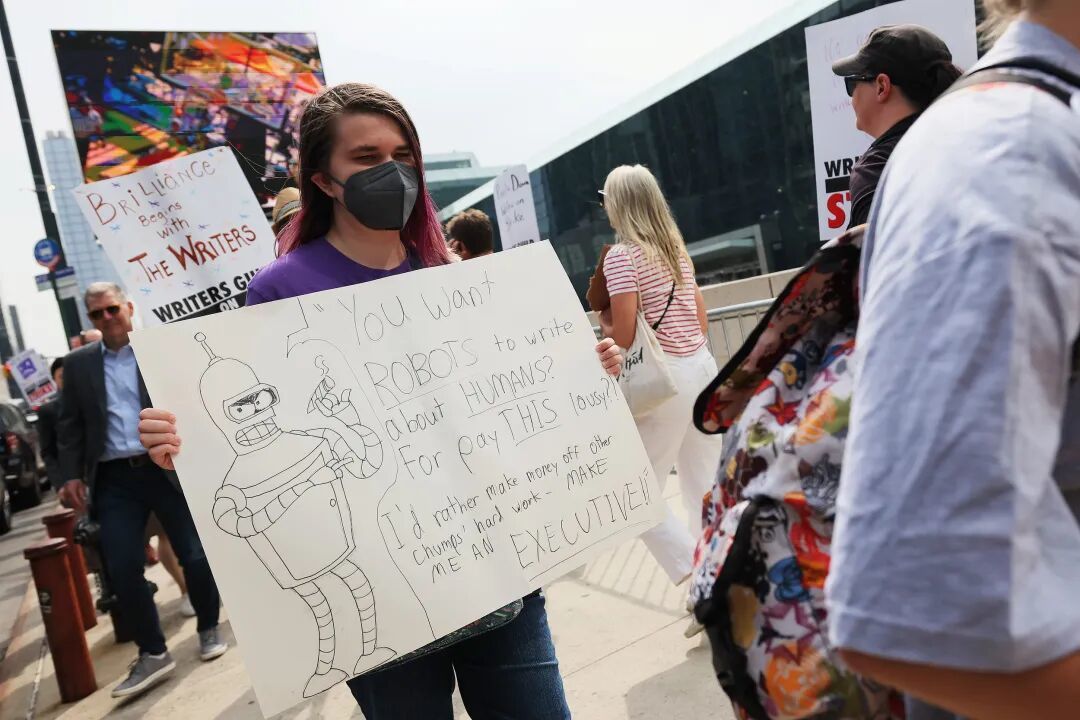 ▲美国编剧工会成员在罢工抗议(图/CFP)