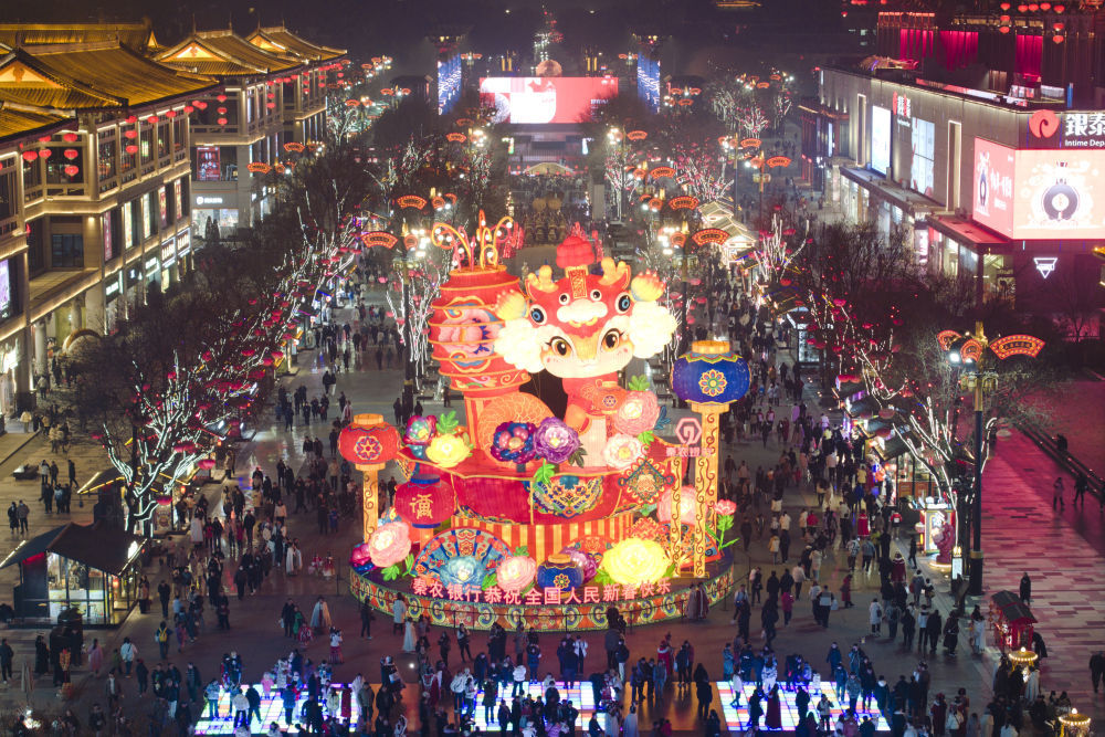 市民游客在西安大唐不夜城游玩（1月22日摄，无人机照片）。新华社记者邵瑞摄