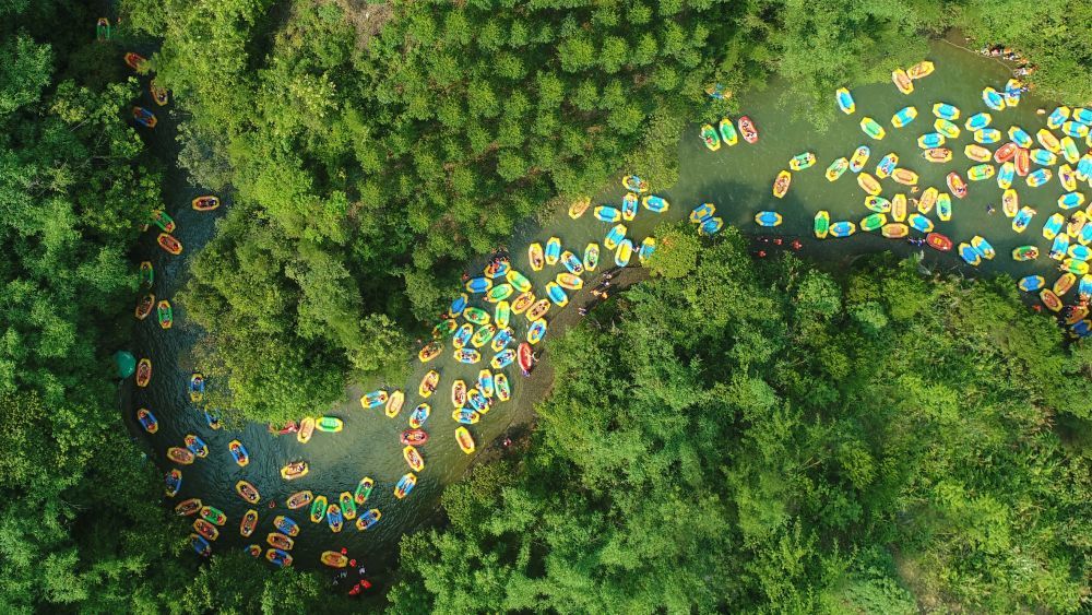 2025年6月8日，市民在广东清远古龙峡景区体验漂流项目。清远广播电视台供图
