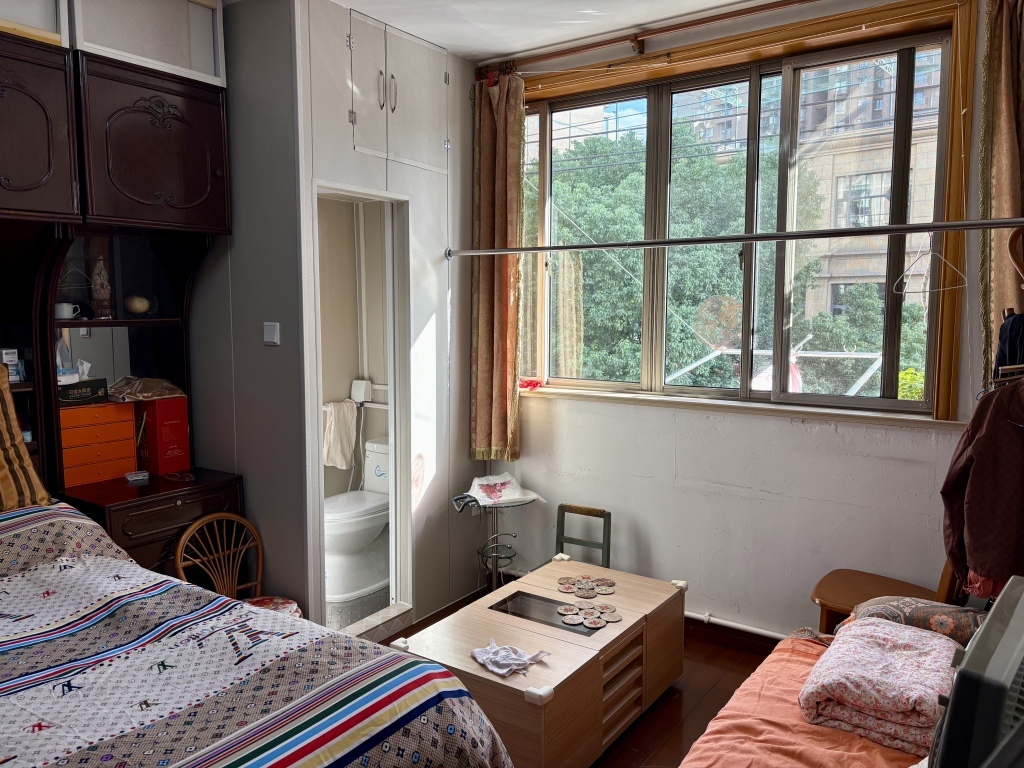 周密家里在卧室一角加装了卫生设施。