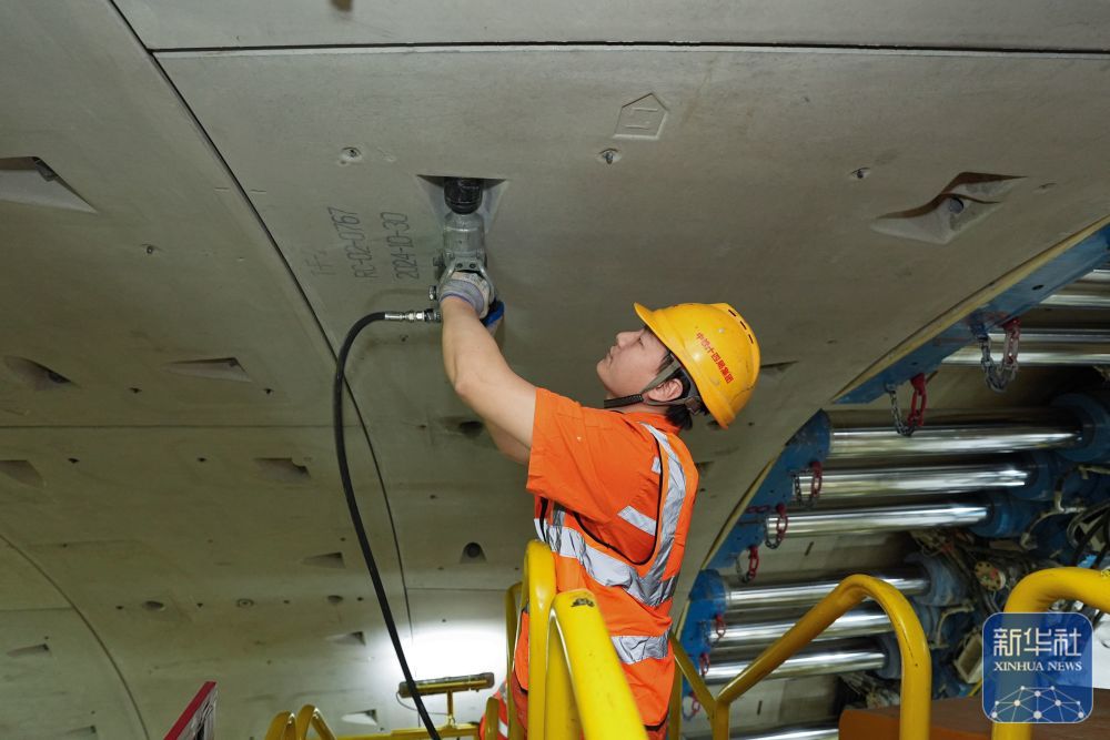 ↑ 2月25日，中铁十四局建设者在甬舟铁路金塘海底隧道“甬舟号”盾构机内进行管片拼装作业。