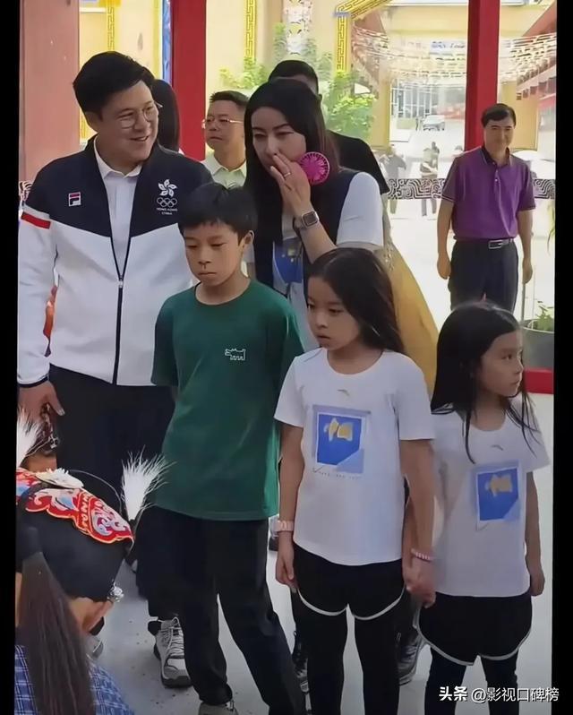 郭晶晶出席米兰时装周，气场大开，很贵气，脸圆了一圈，有点驼背