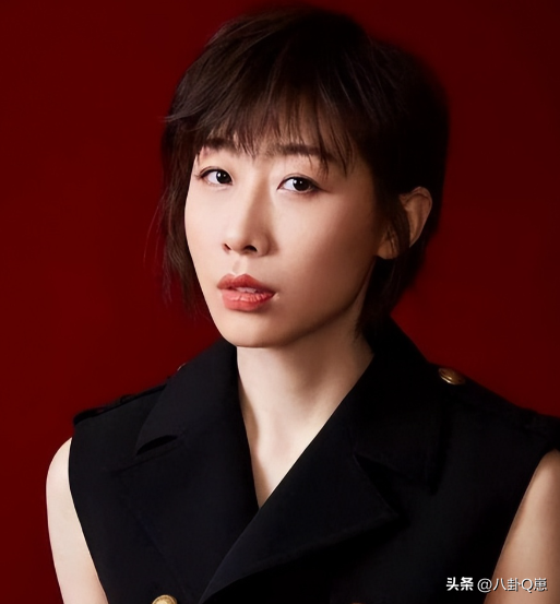 两年婚姻一年出轨，将前夫当小丑，“一尿”成名的她凭啥三封天后