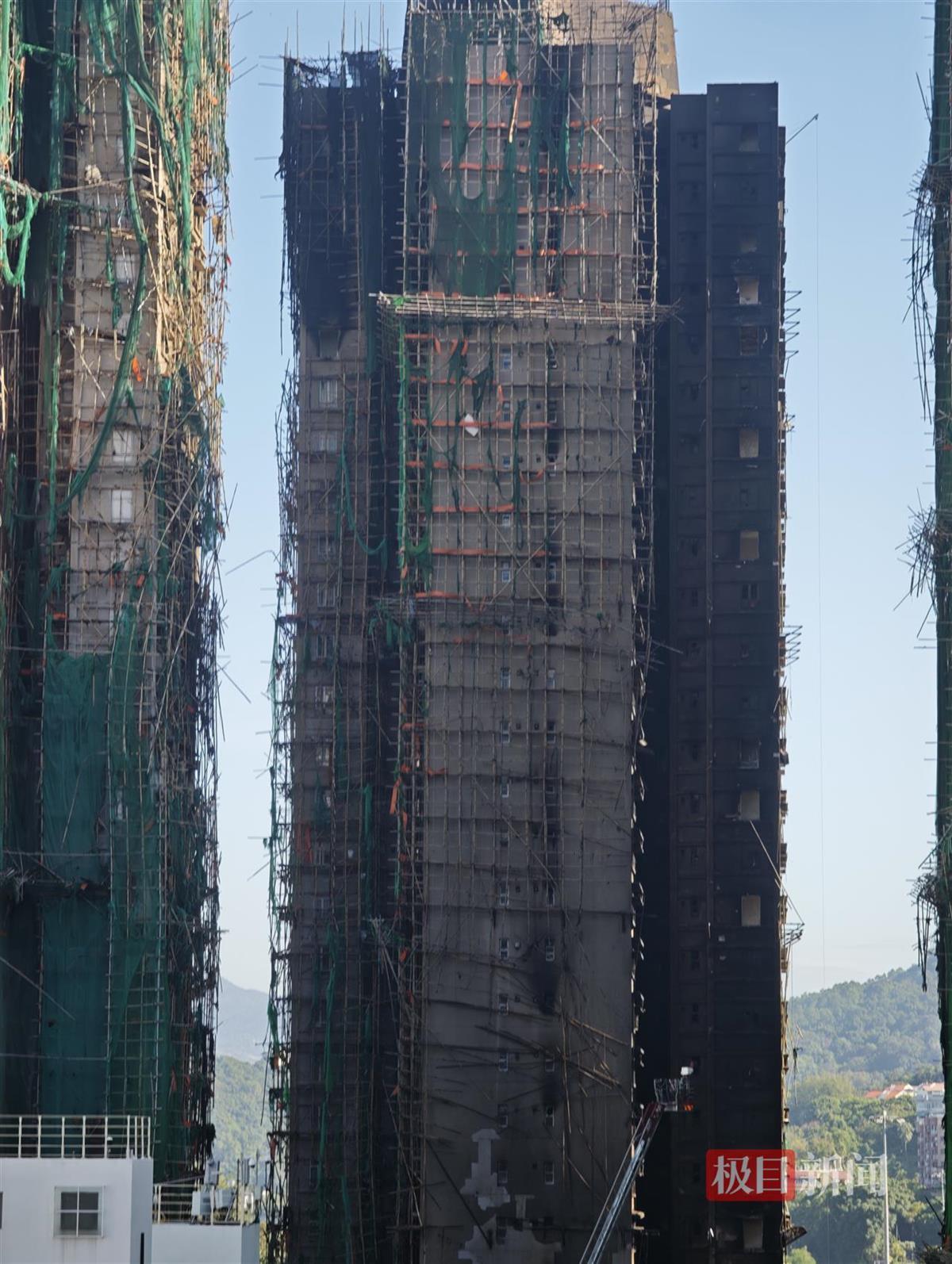 香港起火大楼楼体焦黑,棚网几乎被烧光