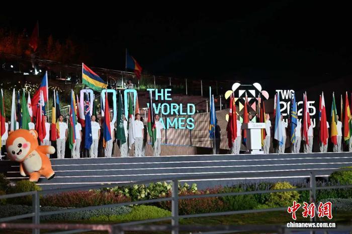 8月17日，成都世运会闭幕。图为闭幕式上代表团旗帜入场。　 中新社记者 刘忠俊 摄