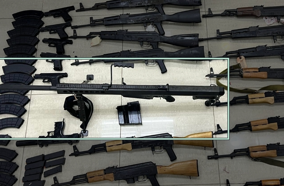 海地黑帮被查获的走私武器，途中方框为M82“巴雷特”大口径狙击枪。