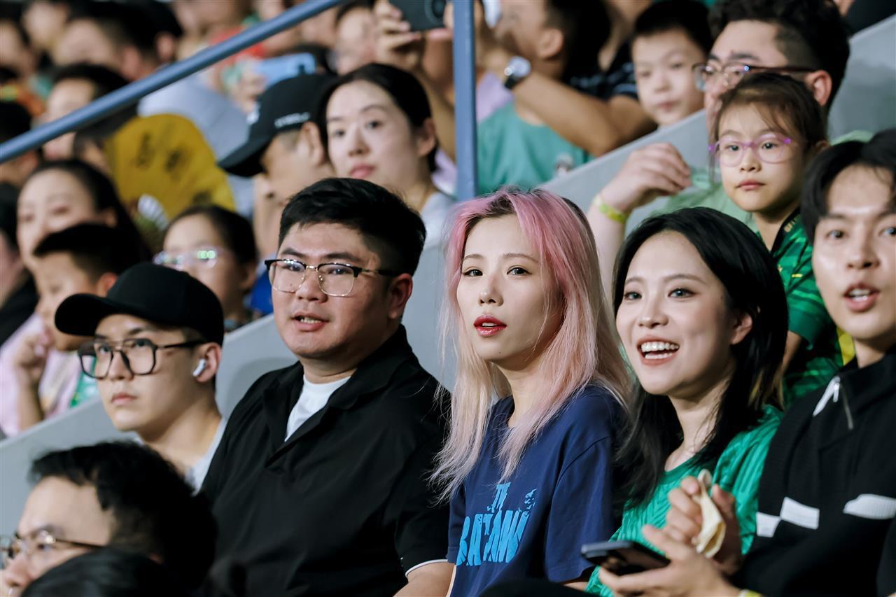 工体见证浪漫时刻！东北姑娘球场反向求婚北京男友