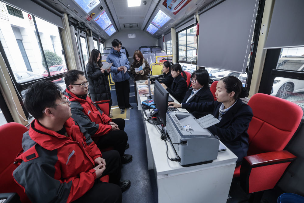2025年2月25日，嘉兴市南湖区政务服务中心政务服务大篷车来到浙江凯乐士科技集团股份有限公司，企业员工在车上咨询社保、医保、人才等方面政策。新华社记者 徐昱 摄