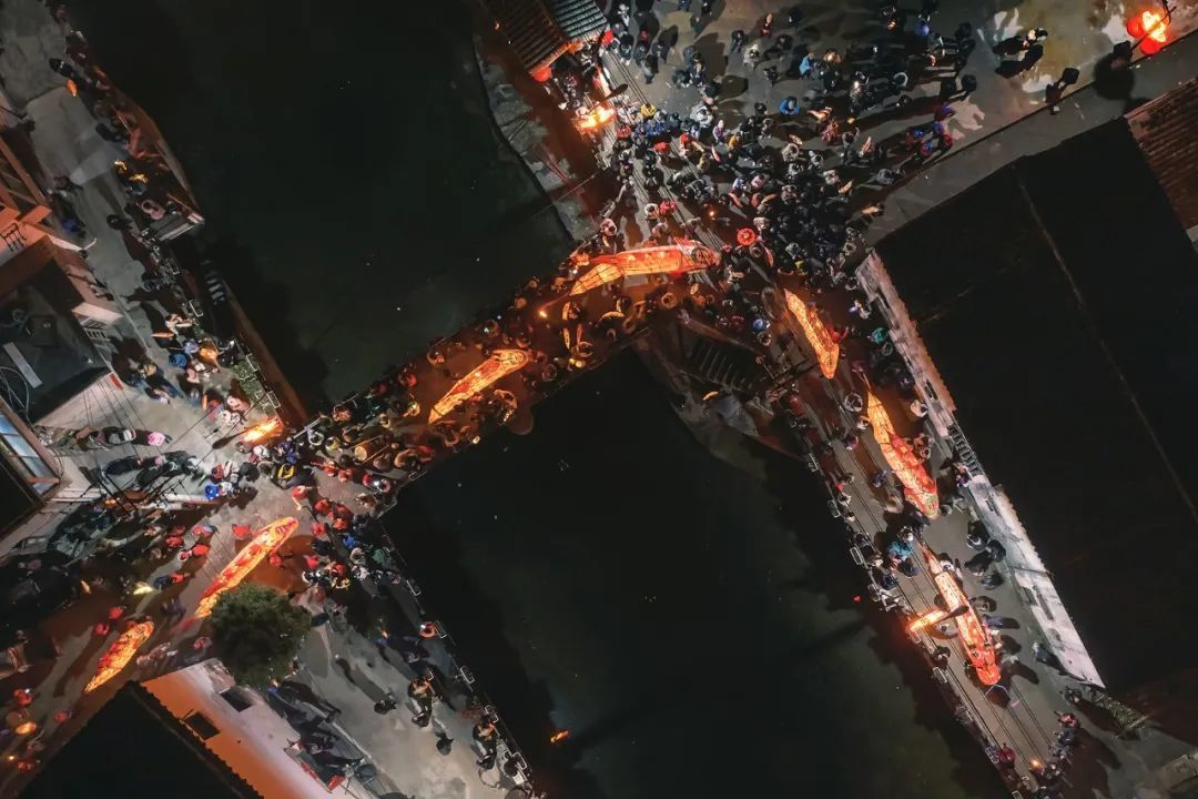 徽州鱼灯夜巡游。（图/视觉中国）
