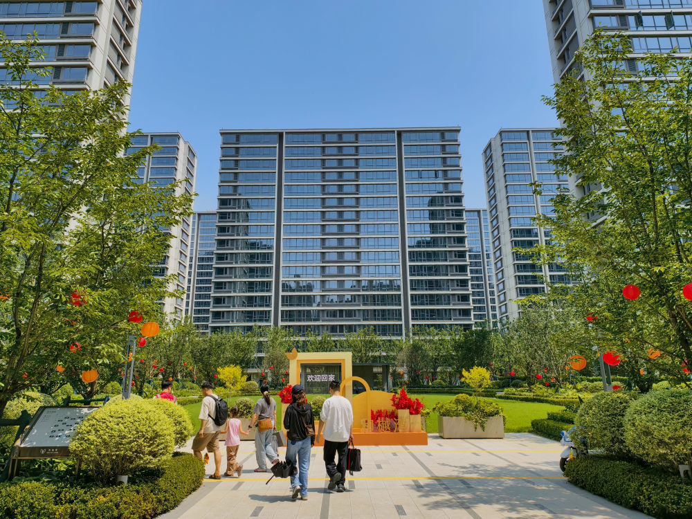 2025年7月17日,在浙江省宁波市首个共有产权住房项目和樾湾,首批入住的市民前往新家。新华社发(胡学军 摄)