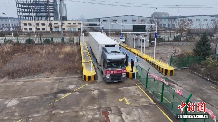 俄罗斯大麻哈鱼通过同江水运口岸顺畅入境。 同江市委宣传部供图