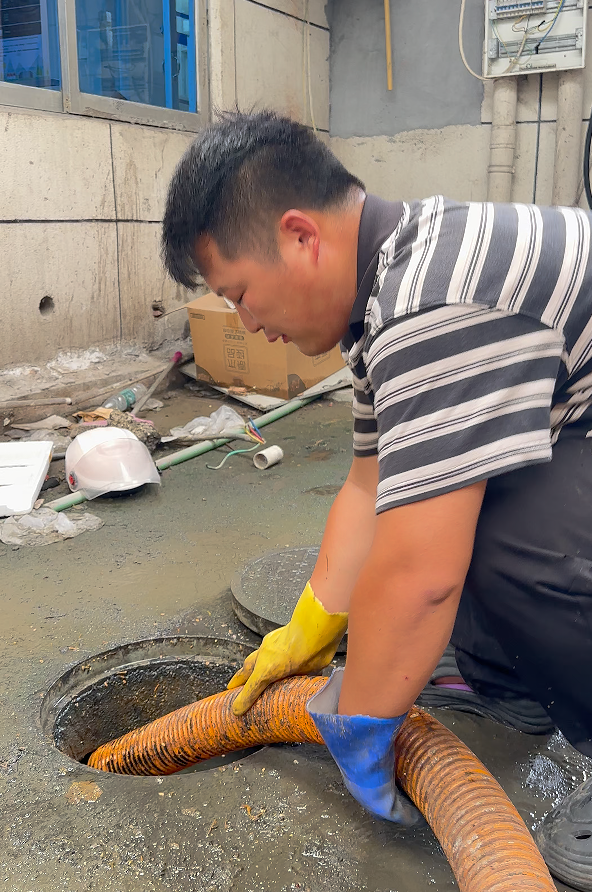 工作时的潘浩男