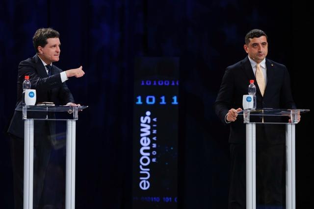 尼库索尔·丹(左)与乔治·西蒙(右)