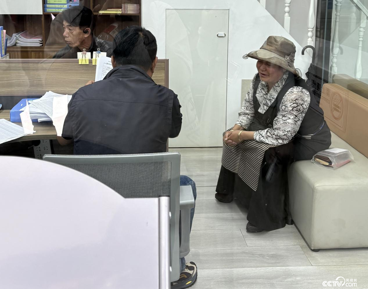 来到“通嘎E站”咨询办事的社区居民 (摄影 李婷婷)