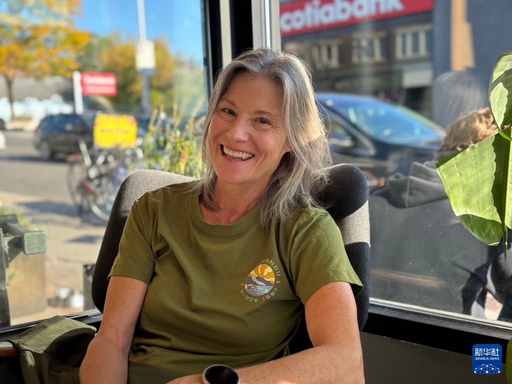 10月4日,佩姬·西利在加拿大渥太华一家咖啡馆接受记者采访。新华社发(陈敏摄)