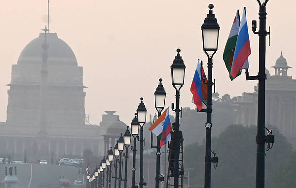 印度街头悬挂印俄两国国旗,迎接第23届印俄年度峰会 视觉中国