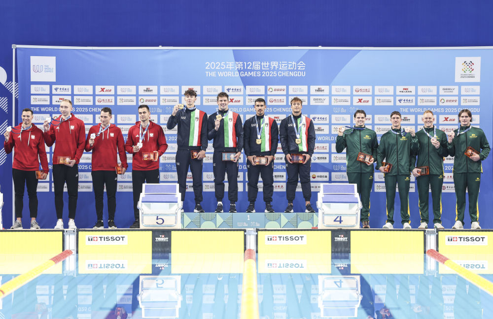 8月9日,成都世运会男子4x25米运送假人接力冠军意大利队(中)、亚军波兰队(左)与季军澳大利亚队在颁奖仪式上。新华社记者 张丽芸 摄