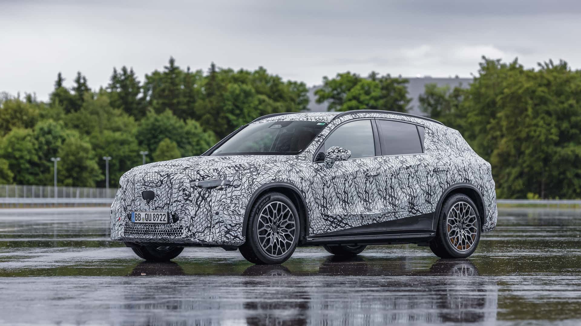 奔驰 GLC 纯电版曝光,拥有了更时尚的造型、空气悬挂以及后轮转向