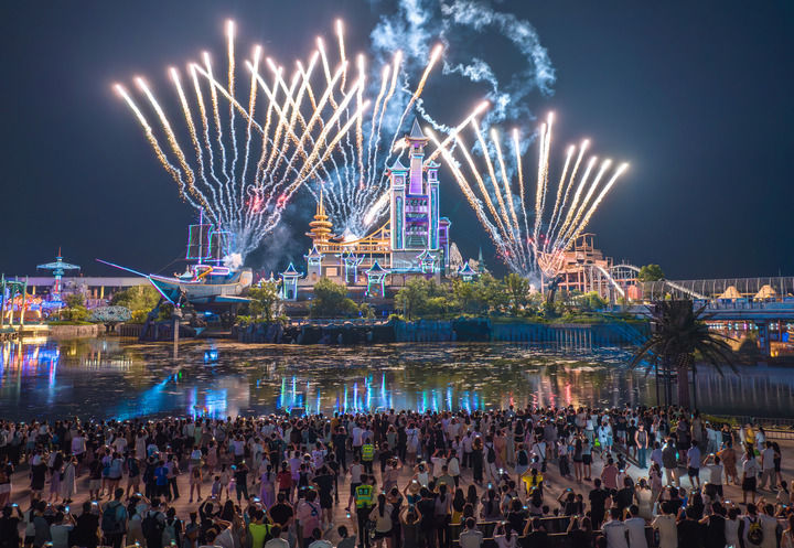 2025年7月19日,在湖北省襄阳市华侨城奇幻谷,游客观看大型夜间演艺秀《奇幻城堡光影秀》(无人机照片)。新华社发(杨东摄)