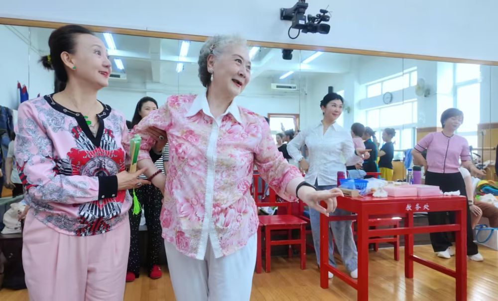 2025年6月，著名京剧表演艺术家刘长瑜在中国戏曲学院“刘长瑜花旦表演艺术人才培训”课堂授课。（受访者供图）