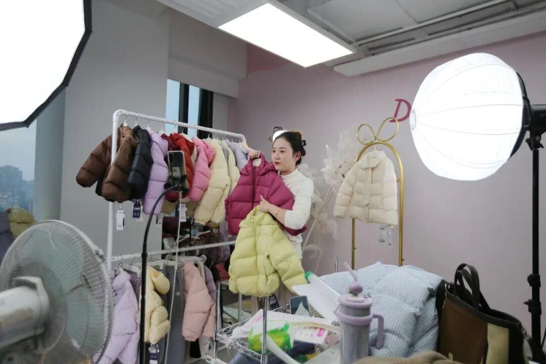 杭州网红大撤退：下坠的电商，过剩的人