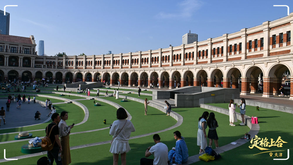 市民游客在天津民园广场内休闲。