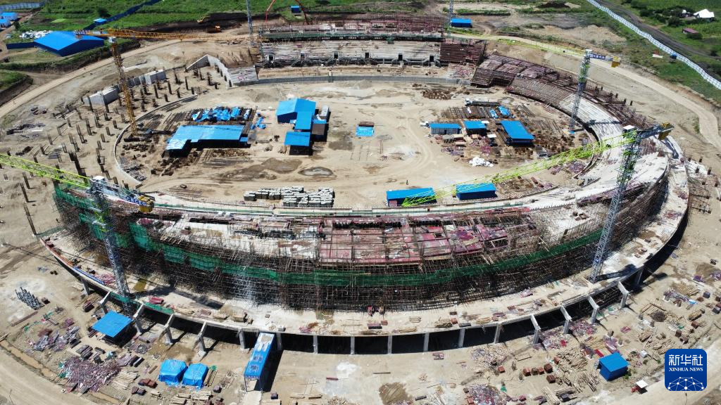 这是4月28日拍摄的坦桑尼亚阿鲁沙综合体育场项目施工现场(无人机照片)。新华社发(中国中铁建工集团有限公司供图)