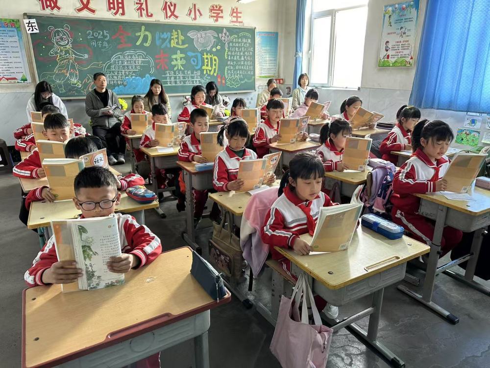 天津市蓟州区西龙虎峪镇中心小学组织教研活动，提升老师教学技能。（受访者供图）