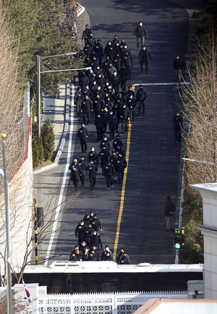 当地时间2025年1月3日,韩国首尔,腐败调查办公室和警察官员离开被弹劾总统尹锡悦的住所。图片来源:视觉中国