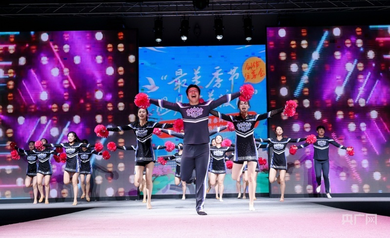 天津体育学院带来啦啦操表演《活力无限》（央广网记者 韩雨晨 摄）