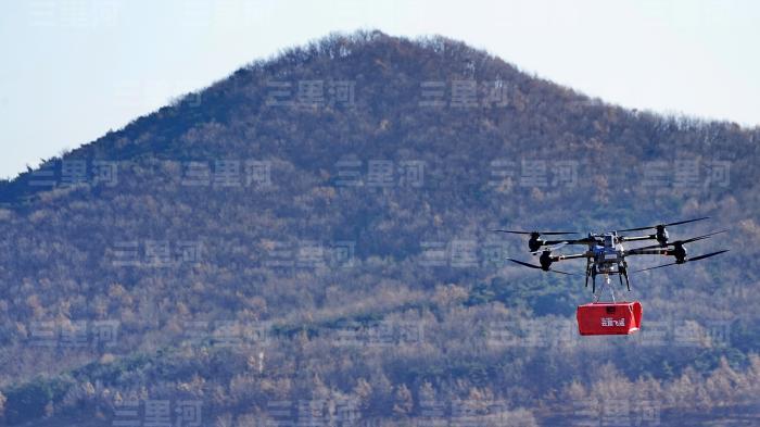 2025年12月24日，大连金普新区，无人机配送模式“飞”越拥堵。