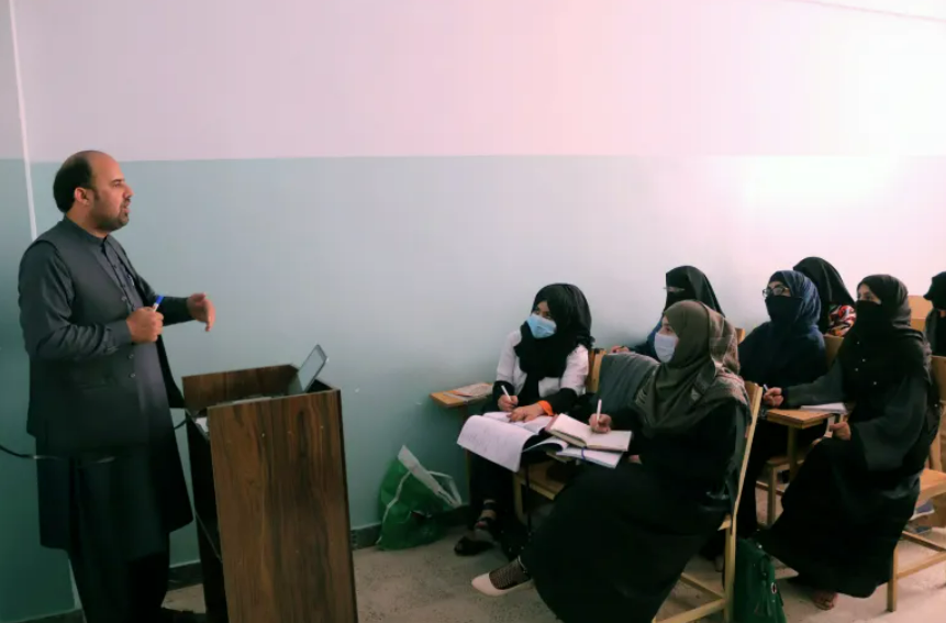 曾经在课堂里接受教育的阿富汗女性(资料图) 半岛电视台